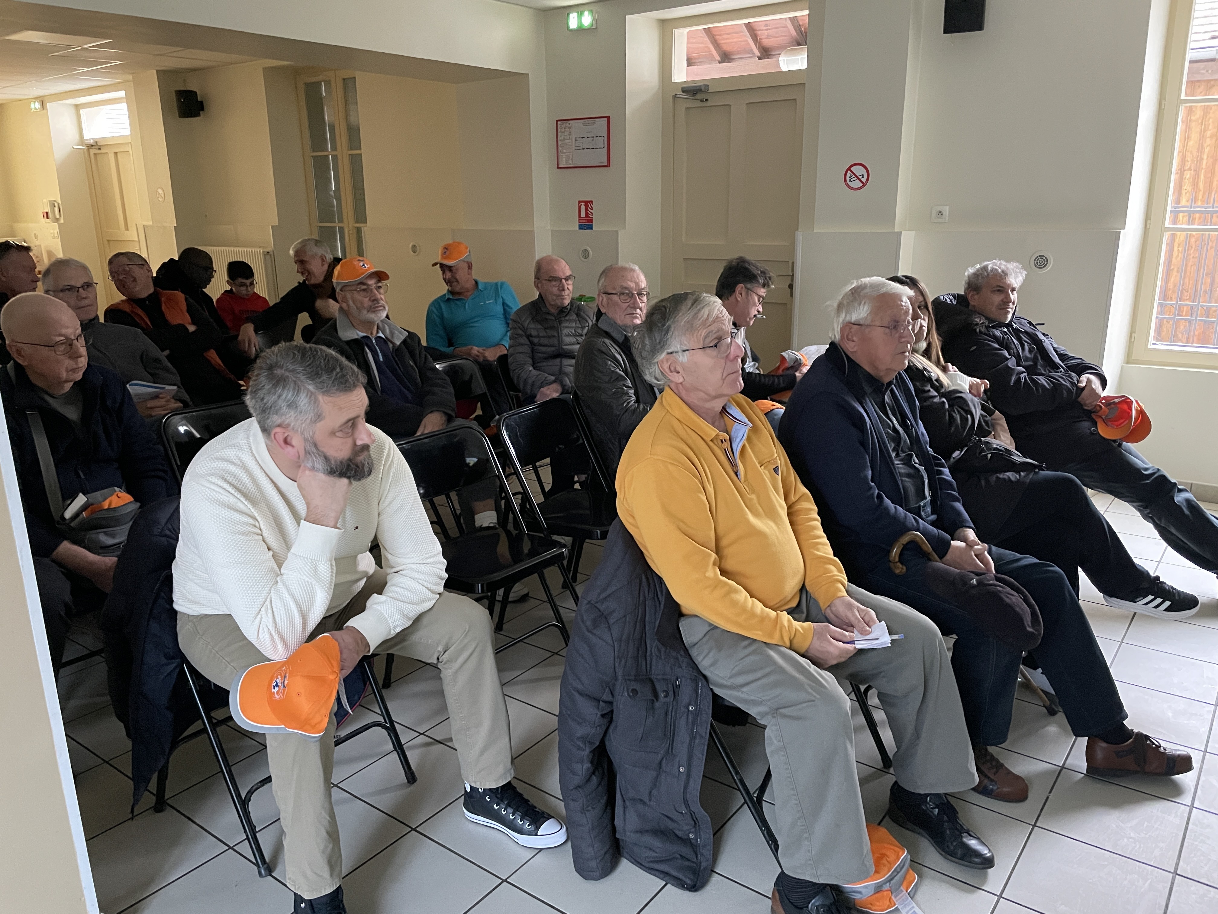 L'assemblée commence à trouver le temps long .....